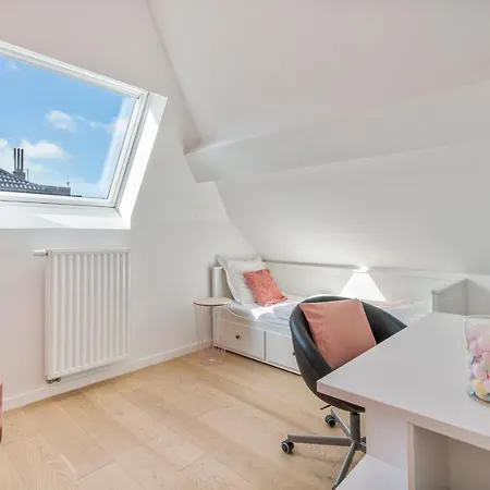 Sersea - Spacious House In With Garage