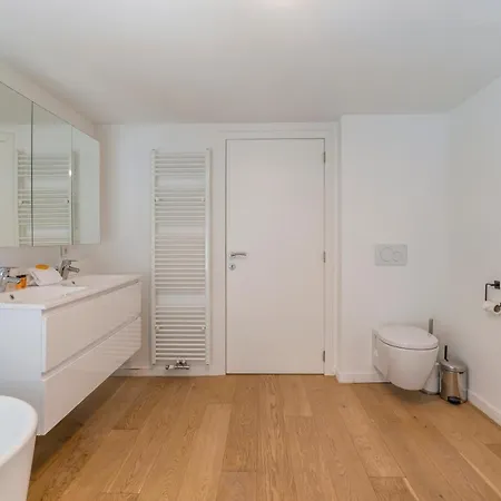 Sersea - Spacious House In With Garage *