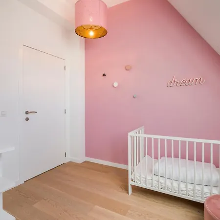 Sersea - Spacious House In With Garage